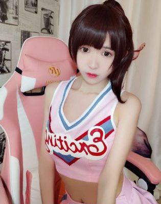 他解开女警的乳罩慢慢揉电影